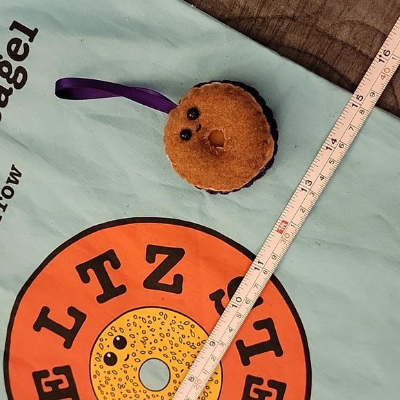 Lucy Sparrow Feltz Bagels / Sew Your Soul - Picture 3 of 6